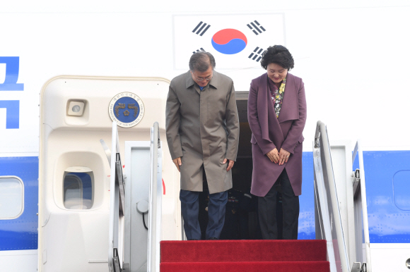 동아시아 3개국 순방을 마치고 15일 서울공항에 도착한 문재인대통령과 부인 김정숙여사가   인사하고 있다. 2017. 11. 15 안주영 기자 jya@seoul.co.kr