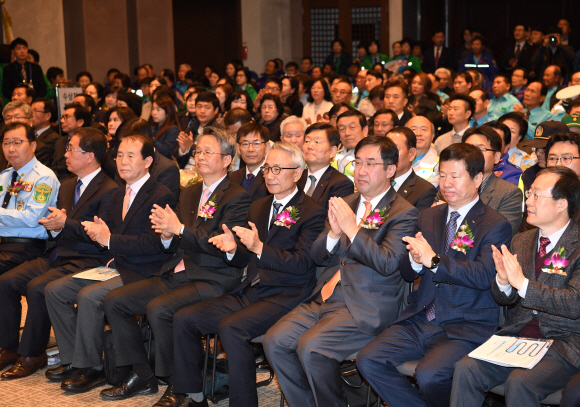15일 프레스센터에서 열린 본사주최 제10회 교통문화발전대회가 열려 참석자들이 박수를 치고  있다. 2017.11.15 이호정 전문기자 hojeong@