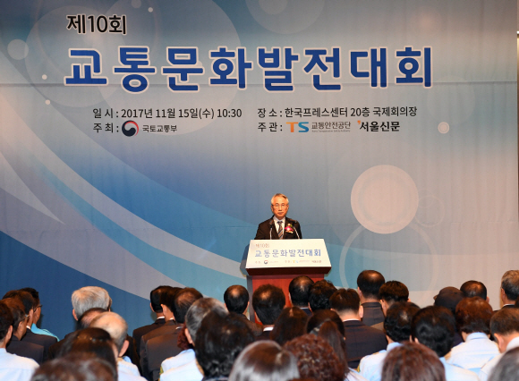 15일 프레스센터에서 본사주최 제10회 교통문화발전대회가 열려 김영만 사장이 축사를 하고  있다. 2017.11.15 이호정 전문기자 hojeong@