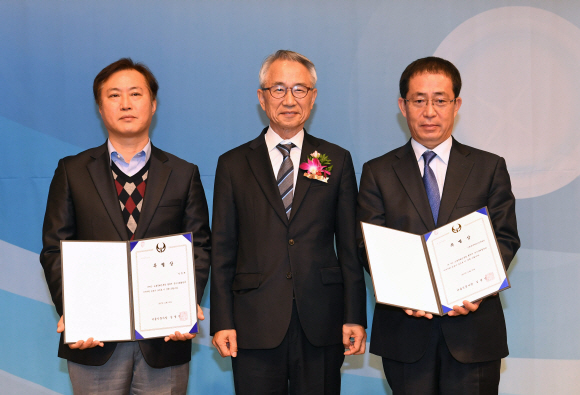 15일 프레스센터에서 열린 본사주최 제10회 교통문화발전대회에서 김영만 사장이 특별 공적상 수상자들과 기념촬영을 하고있다. 2017.11.15 이호정 전문기자 hojeong@