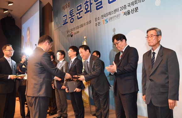 15일 프레스센터에서 열린 본사주최 제10회 교통문화발전대회에서  매성규 국토교통부 제2차관이 공적자 포상을 하고 있다. 2017.11.15 이호정 전문기자 hojeong@