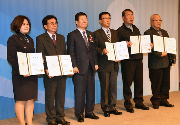 15일 프레스센터에서 열린 본사주최 제10회 교통문화발전대회에서  공적 수상자들이 기념촬영을하고 있다. 2017.11.15 이호정 전문기자 hojeong@