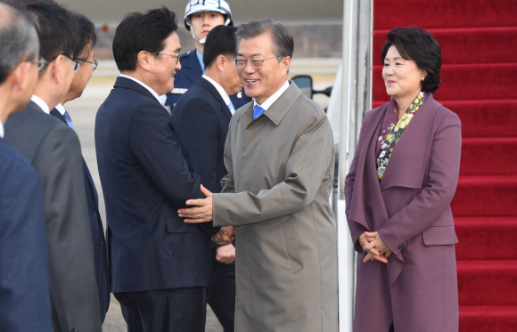 동아시아 3개국 순방을 마치고 15일 서울공항에 도착한 문재인대통령과 부인 김정숙여사가 마중 나온 우원식 더불어민주당 원내대표와 인사하고 있다. 2017. 11. 15 안주영 기자 jya@seoul.co.kr