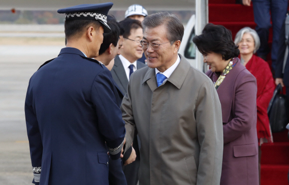 동아시아 3개국 순방을 마치고 15일 서울공항에 도착한 문재인대통령과 부인 김정숙여사가 마중 나온 정부 관계자들과  인사하고 있다. 2017. 11. 15 안주영 기자 jya@seoul.co.kr