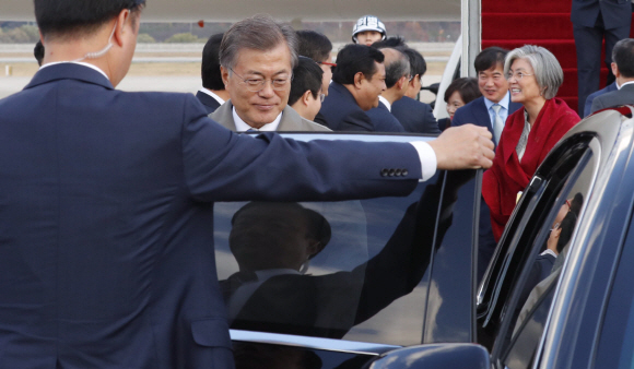 동아시아 3개국 순방을 마치고 15일 서울공항에 도착한 문재인대통령이 포항 지진 대책 마련을 위한 긴급 수석.보좌관 회의를 주재하기 위해 급히 차량에 오르고 있다. 2017. 11. 15 안주영 기자 jya@seoul.co.kr