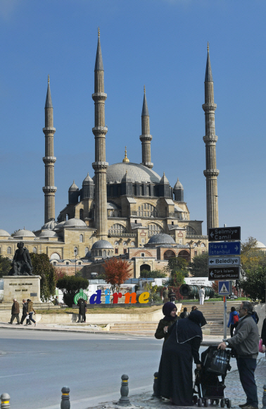터키 사원 건축의 백미로 꼽히는 셀리미예 모스크.