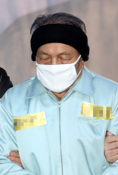 문화·예술계 지원배제 명단인 ’블랙리스트’ 사건으로 기소된 김기춘 전 대통령 비서실장이 16일 오전 서초구 서울고등법원에서 열린 항소심 공판에 출석하기 위해 법정으로 향하고 있다. 연합뉴스