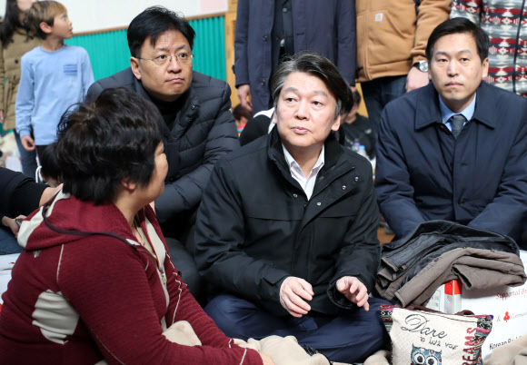 규모 5.4지진이 발생한지 하루가 지난 16일 오전 포항시 흥해실내체육관을 방문한 국민의당 안철수 대표가 이재민들을 격려하고 있다.  연합뉴스