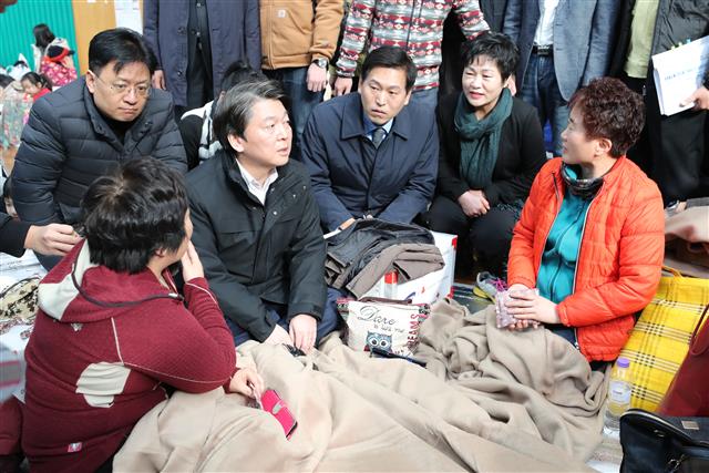 안철수 국민의당 대표가 역대 두번째 규모인 5.4의 지진 발생 이틀째인 16일 오전 경북 포항시 북구 흥해실내체육관에 마련된 대피소를 찾아 이재민들을 위로하고 있다. 전날 오후 2시29분쯤 경북 포항시 북구 북쪽 9km 지역서 발생한 규모 5.4의 지진은 지난해 경주에서 발생한 규모 5.8의 지진에 이어 역대 두번째 규모다. 한편 교육부는 이번 지진과 관련해 수험생 안전을 위해 이날 예정됐던 2018학년도 수학능력시험(수능)을 일주일 연기해 오는 23일에 실시한다고 밝혔다.  뉴스1