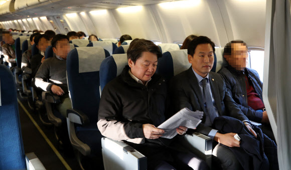 국민의당 안철수 대표가 16일 오전 포항 지진 피해현장 방문을 위해 김포공항에서 포항행 비행기 일반석에 탑승하고 있다.  연합뉴스