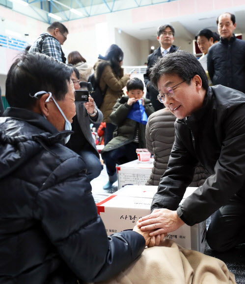 규모 5.4지진이 발생한지 하루가 지난 16일 오전 포항시 흥해실내체육관을 방문한 바른정당 유승민 대표가 이재민들을 위로하고 있다.  연합뉴스