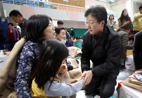 규모 5.4지진이 발생한지 하루가 지난 16일 오전 포항시 흥해실내체육관에서 바른정당 유승민 대표가 이재민을 격려하고 있다.  연합뉴스