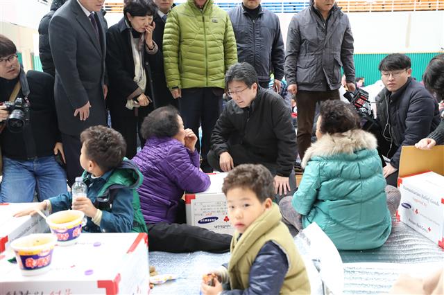 유승민 바른정당 대표가 역대 두번째 규모인 5.4의 지진 발생 이틀째인 16일 오전 경북 포항시 북구 흥해실내체육관에 마련된 대피소를 찾아 이재민들을 위로하고 있다.   전날 오후 2시29분쯤 경북 포항시 북구 북쪽 9? 지역서 발생한 규모 5.4의 지진은 지난해 경주에서 발생한 규모 5.8의 지진에 이어 역대 두번째 규모다.  한편 교육부는 이번 지진과 관련해 수험생 안전을 위해 이날 예정됐던 2018학년도 수학능력시험(수능)을 일주일 연기해 오는 23일에 실시한다고 밝혔다.  뉴스1