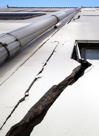 16일 오전 전날 발생한 지진으로 피해를 입은 포항시 흥해읍 대성아파트 외벽이 갈라져 있다.  연합뉴스