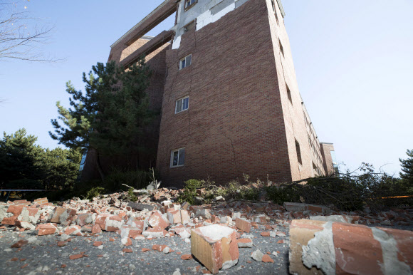 규모 5.4지진이 발생한지 하루가 지난 16일 포항시 한동대학교 건물에 지진 피해 흔적이 남아 있다.  연합뉴스