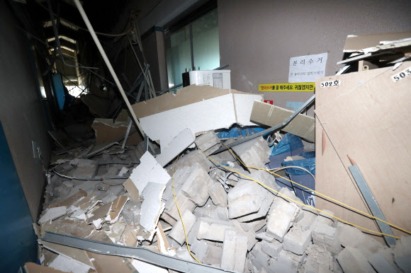 규모 5.4 지진이 발생한 지 하루가 지난 16일 오전 경북 포항시 북구 흥해읍 한 대학교 기숙사 천장이 무너져 내려앉아 있다.  연합뉴스