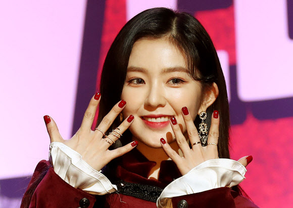 걸그룹 레드벨벳의 아이린이 16일 오후 서울 강남구 에스엠타운에서 열린 2집 앨범 ’퍼펙트 벨벳’ 발표회에서 포즈를 취하고 있다.  연합뉴스