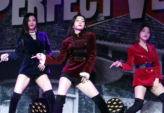 레드벨벳 조이(왼쪽부터), 아이린, 예리가 16일 오후 서울 SM TOWN 코엑스 아티움에서 열린 정규 2집 ‘퍼펙트 벨벳’ 언론 쇼케이스에 참석해 신곡을 선보이고 있다. 뉴스1