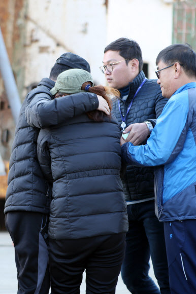 세월호 미수습자 가족들이 가족들이 16일 오후 목포신항 철재부두에서 기자회견을 열고 미수습자를 가슴에 묻고 오는 18일 목포신항을 떠날 방침이라고 밝혔다. 기자회견 직후 오열하는 가족들을 주변에서 부축하고 있다. 연합뉴스