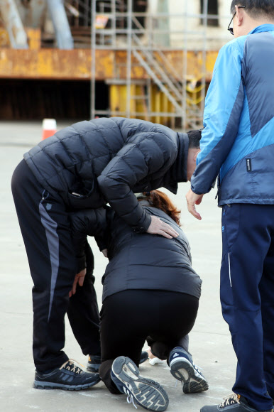 세월호 미수습자 가족들이 가족들이 16일 오후 목포신항 철재부두에서 기자회견을 열고 미수습자를 가슴에 묻고 오는 18일 목포신항을 떠날 방침이라고 밝혔다. 기자회견 직후 박영인군 부모가 주저앉아 오열하고 있다.  연합뉴스