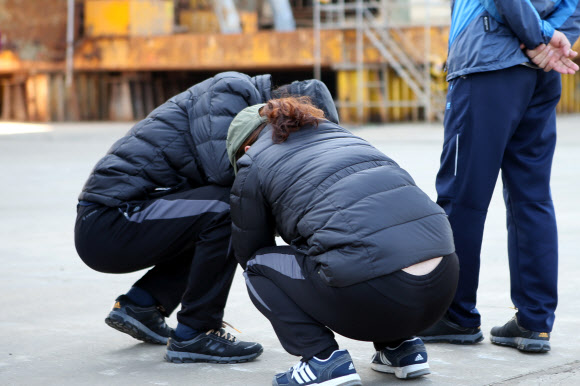 세월호 미수습자 가족들이 가족들이 16일 오후 목포신항 철재부두에서 기자회견을 열고 미수습자를 가슴에 묻고 오는 18일 목포신항을 떠날 방침이라고 밝혔다. 기자회견 직후 박영인군 부모가 주저앉아 오열하고 있다. 연합뉴스