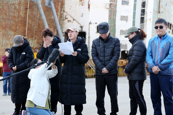 세월호 미수습자 가족들이 오는 18일 목포신항을 떠난다. 16일 오후 목포신항 철재부두에서 열린 기자회견에서 가족들이 ”세월호 선체 수색이 마무리 되어가고 있는 지금 가족들은 비통하고 힘들지만 이제 가족을 가슴에 묻기로 결정했다”고 말하며 눈물을 흘리고 있다. 연합뉴스