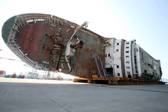 16일 오후 목포신항 철재부두에 세월호가 거치돼 있다. 미수습자 가족들은 이날 기자회견을 열고 미수습자를 가슴에 묻고 오는 18일 목포신항을 떠날 방침이라고 밝혔다.  연합뉴스