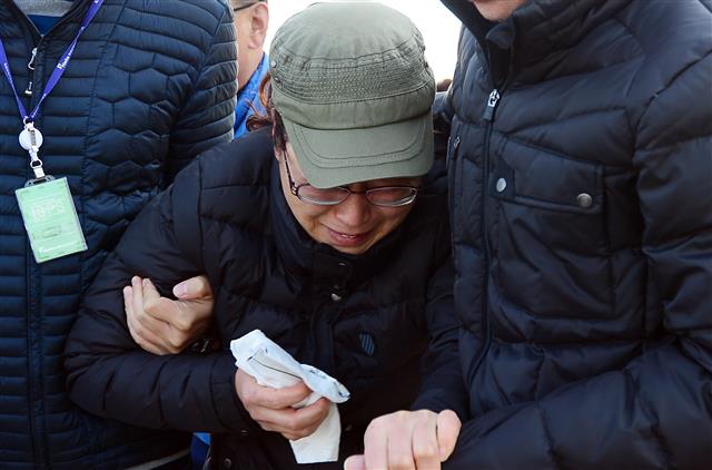 16일 전남 목포신항 세월호 앞에서 열린 미수습자 가족 기자회견에서 단원고 학생 박영인군의 어머니가 오열하고 있다. 기자회견 내내 고개를 푹 숙이며 눈물을 참던 미수습자 가족은 ”다섯 사람을 영원히 잊지 말고 기억해달라”며 끝내 울음을 터뜨렸다. 세월호 미수습자 가족들은 오는 18일 목포신항을 떠나기로 했다.  뉴스1