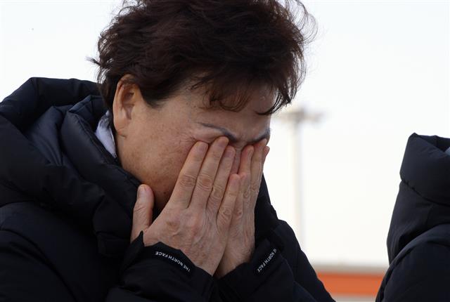 세월호 미수습자 가족들이 16일 목포신항만 세월호 앞에서 기자회견이 끝나고 오열하고 있다.  미수습자 가족은 ”하루하루 수색이 끝나갈 때마다 우리도 가족을 찾을 수 있다는 희망보다 영원히 가족을 못 찾을 수 있다는 공포와 고통이 점점 커져만 갔다”며 ”다섯 사람을 영원히 잊지 말고 기억해 달라”고 눈시울을 붉혔다. 세월호 미수습자 가족들은 오는 18일 목포신항을 떠나기로 했다. 뉴스1