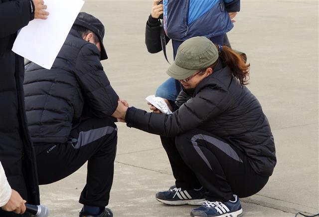 16일 전남 목포신항 세월호 앞에서 열린 미수습자 가족 기자회견에서 단원고 학생 박영인군의 어머니가 오열하며 주저앉고 있다. 기자회견 내내 고개를 푹 숙이며 눈물을 참던 미수습자 가족은 ”다섯 사람을 영원히 잊지 말고 기억해달라”며 끝내 울음을 터뜨렸다. 세월호 미수습자 가족들은 오는 18일 목포신항을 떠나기로 했다.  뉴스1