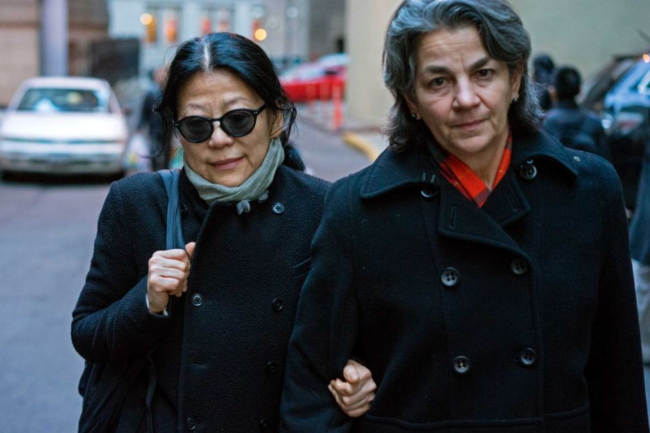 옌쉐루이(왼쪽)가 지난 2015년 미국 뉴욕에서 변호인과 함께 법정을 나서는 모습. 서울신문DB