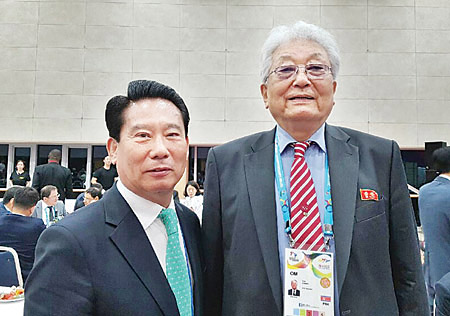 명재선(왼쪽) 총회장과 장웅 북한 IOC 위원.