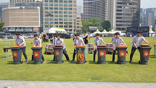 서울시청 앞 광장에서 열린 영등포공고 리듬앤스쿨 드럼페스티벌.