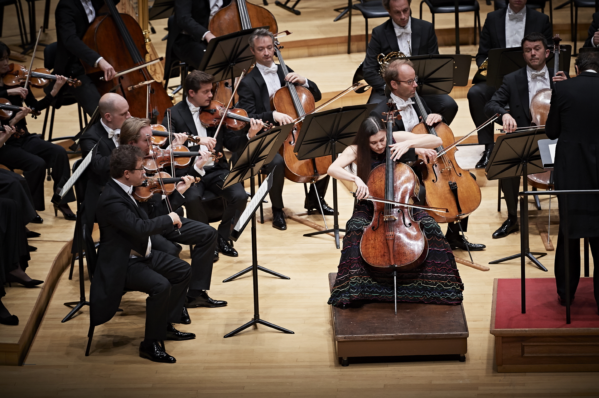 15일 롯데콘서트홀에서 열린 RC0 연주회에서 하이든의 첼로 협주곡을 RCO와 함께 들려주고 있는 타티아나 바실리바.<br>롯데콘서트홀 제공