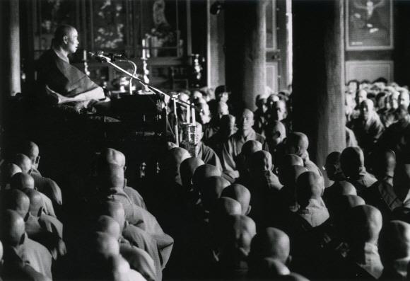 1967년 해인총림 초대방장에 취임한 성철 스님이 동안거 기간 중 대중에게 법문한 이른바 ‘백일법문’ 모습. 백련불교문화재단 제공