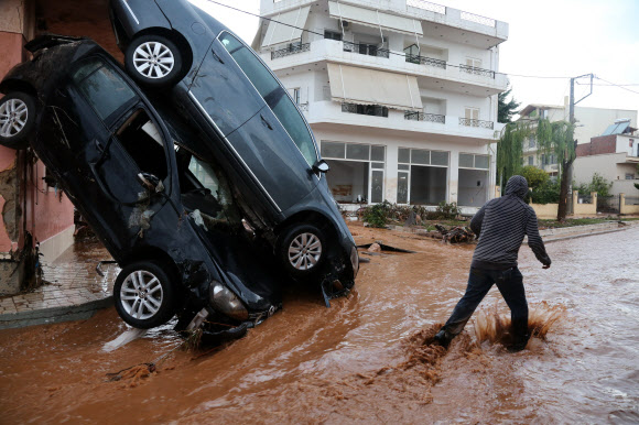 그리스 홍수 최소 15명 숨져 