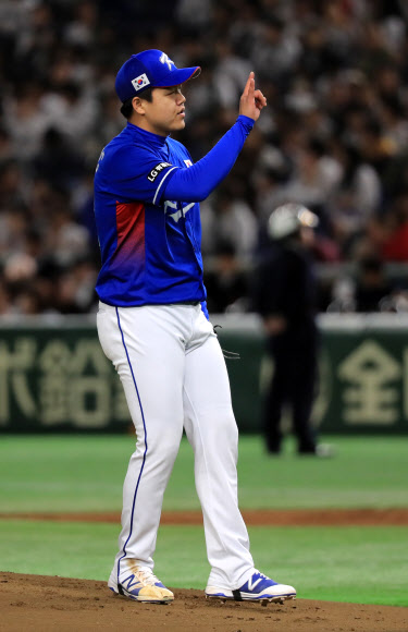 사인 보내는 장현식