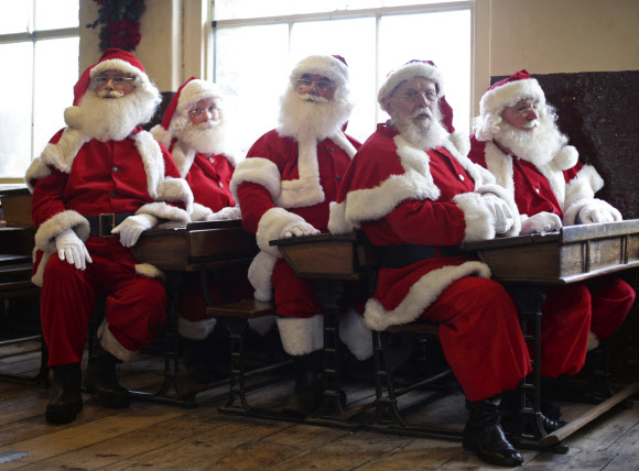 16일(현지시간) 영국 런던 래그드 박물관에서 진행된 전문적인 산타를 양성해내는 ‘펀 산타 스쿨(Fun Santa Schoo)’ 수업에 예비 산타클로스들이 참석해 교육을 받고 있다. AP 연합뉴스