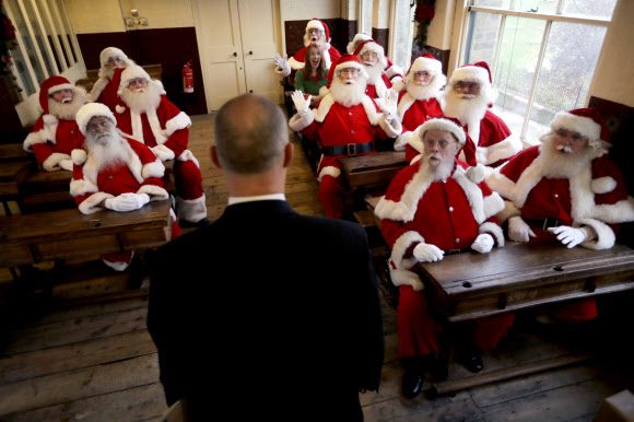 16일(현지시간) 영국 런던 래그드 박물관에서 진행된 전문적인 산타를 양성해내는 ‘펀 산타 스쿨(Fun Santa Schoo)’ 수업에 예비 산타클로스들이 참석해 교육을 받고 있다. AP 연합뉴스