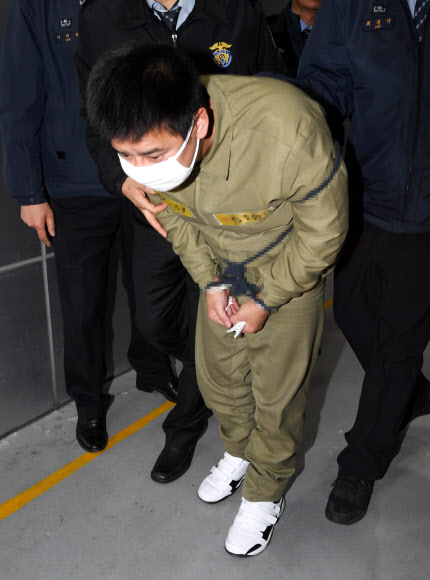 취재진 향해 고개 숙이는 ’어금니 아빠’ 이영학