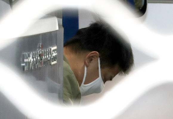 고개 숙인 ’어금니 아빠’ 이영학