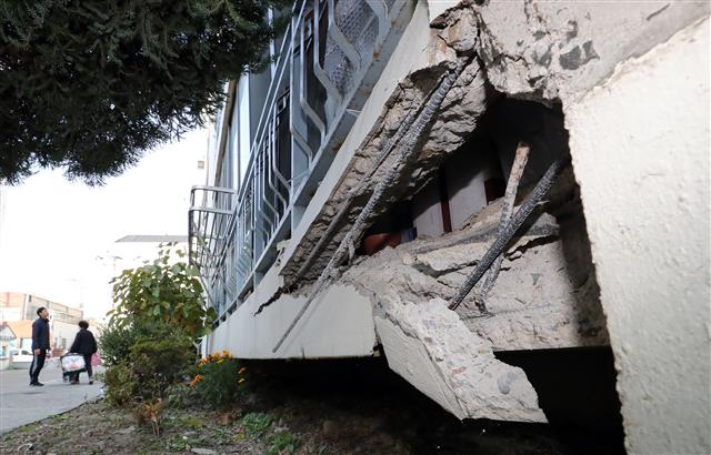 포항 지진 피해...’조금씩 기울어져가는 아파트’