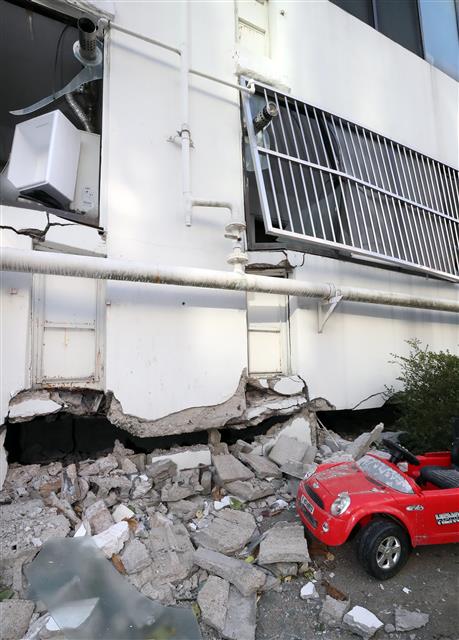 포항시 아파트 ’무너지고, 휘어지고’