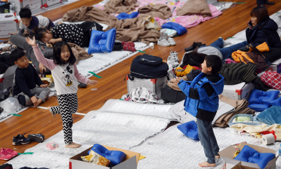 17일  경북 포항시 흥해읍실내체육관에 마련된 지진대피소에서 지진피해를 입은 이재민들이 휴식을 취하고 있다. 정연호 기자 tpgod@seoul.co.kr