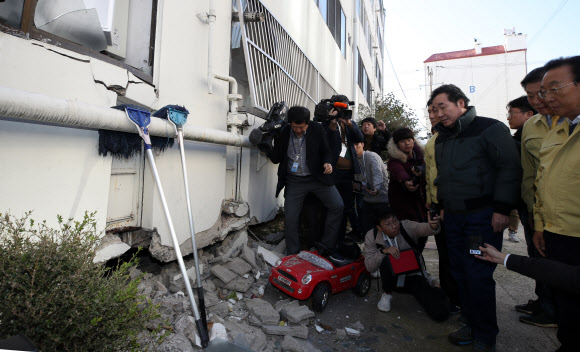 무너진 아파트 보는 이낙연 총리