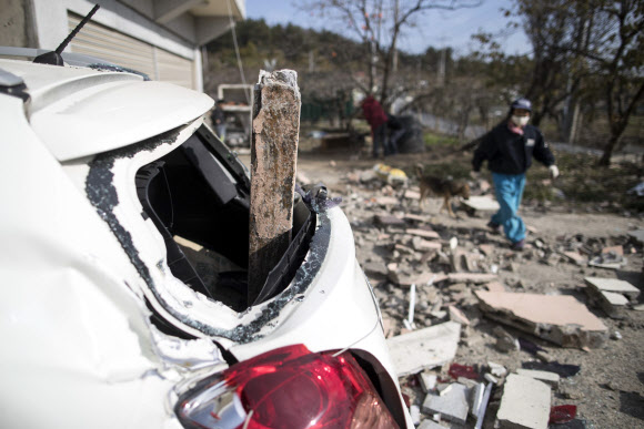 지진피해 복구작업하는 주민