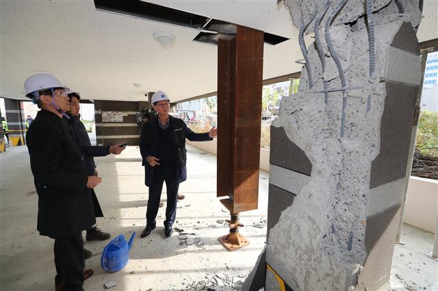 지진에 힘없이 무너진 필로티 건물 기둥