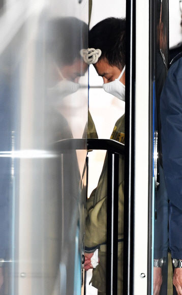 딸의 친구인 여중생을 살해하고 시신을 유기한 혐의로 구속 수감 중인 이영학이 17일 서울 도봉구 서울북부지방법원에서 열린 첫 공판이 끝난 후 법정에서 나와 호송차에 오르고 있다. 손형준 기자 botlagoo@weoul.co.kr