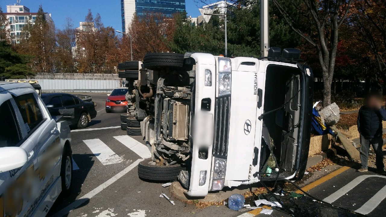 13일 오후 1시 50분쯤 서울 서초구 양재동 경부고속도로 상행선 양재IC 부근에서 5톤 화물 트럭이 뒤집혔다. 독자제공.