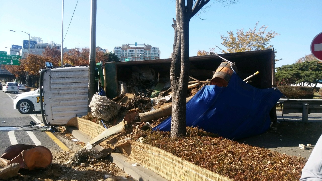 13일 오후 1시 50분쯤 서울 서초구 양재동 경부고속도로 상행선 양재IC 부근에서 5톤 화물 트럭이 뒤집혔다. 독자제공.